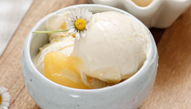 Jogurtov sladoled z limonino kremo, karamelo in kostanjevo kremo