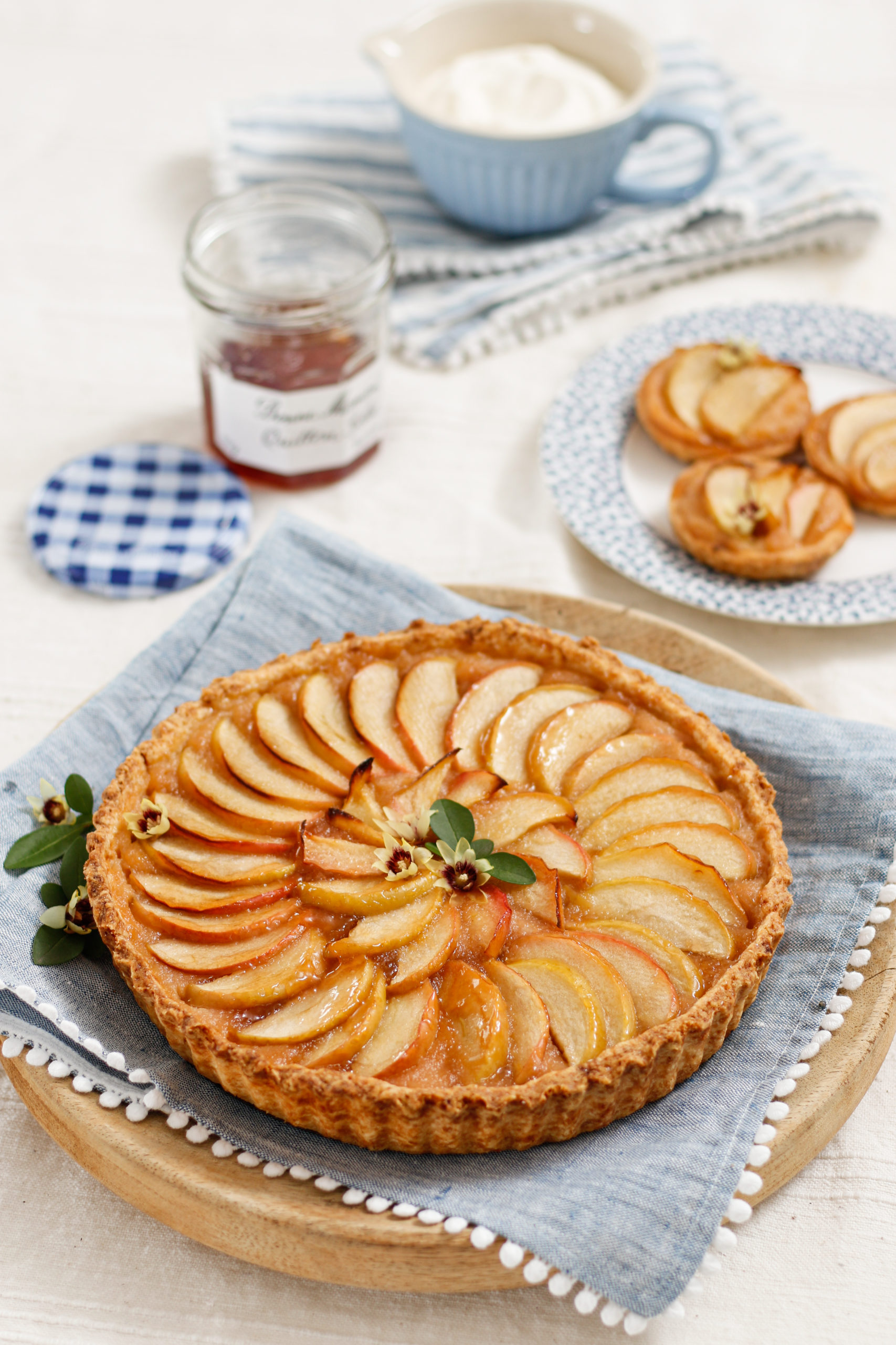 Jabolčna torta z želejem iz kutin