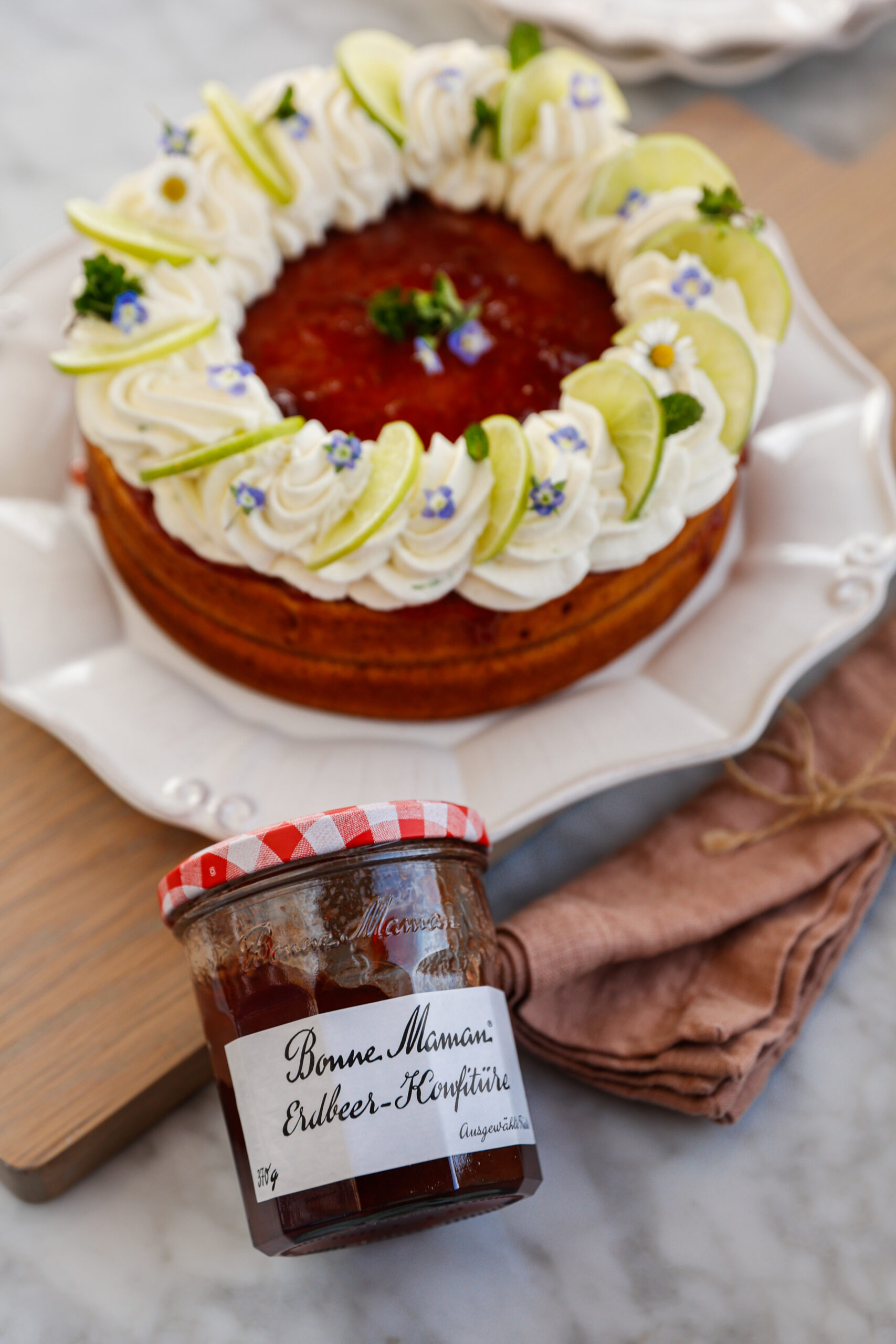 Pomladna limetina torta z jagodnim džemom