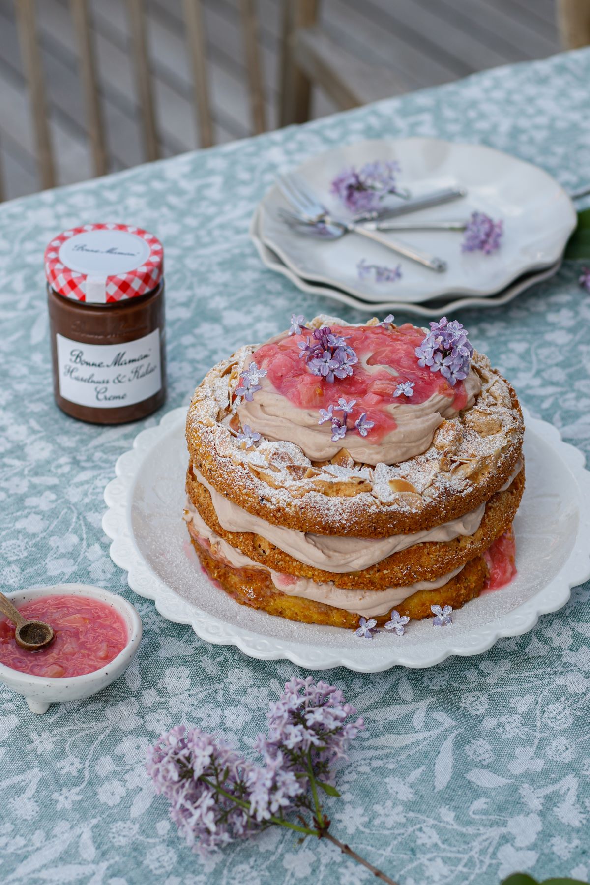 Lešnikova nebeška torta z lešnikovo kremo in rabarbaro