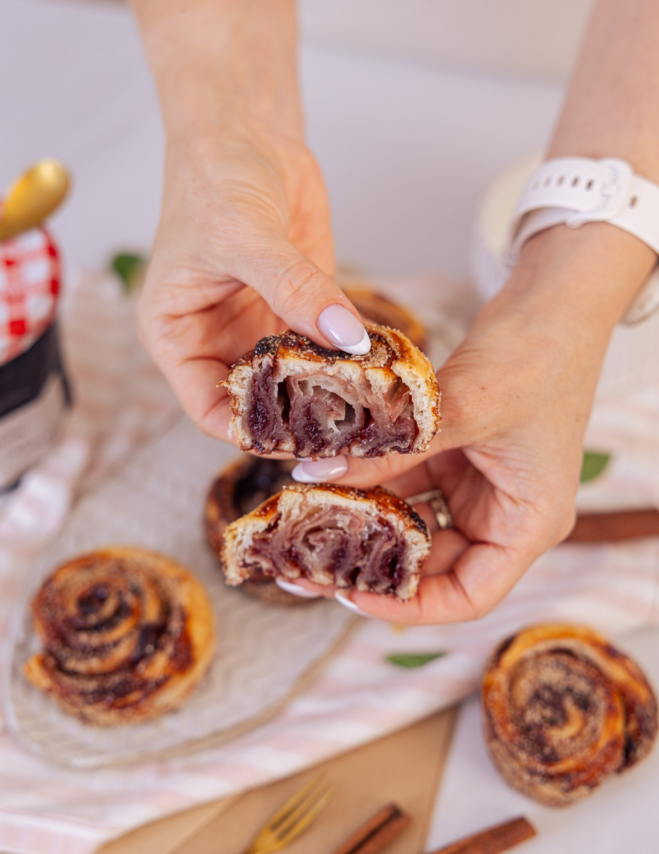 Češnjevi cimetovi cruffins