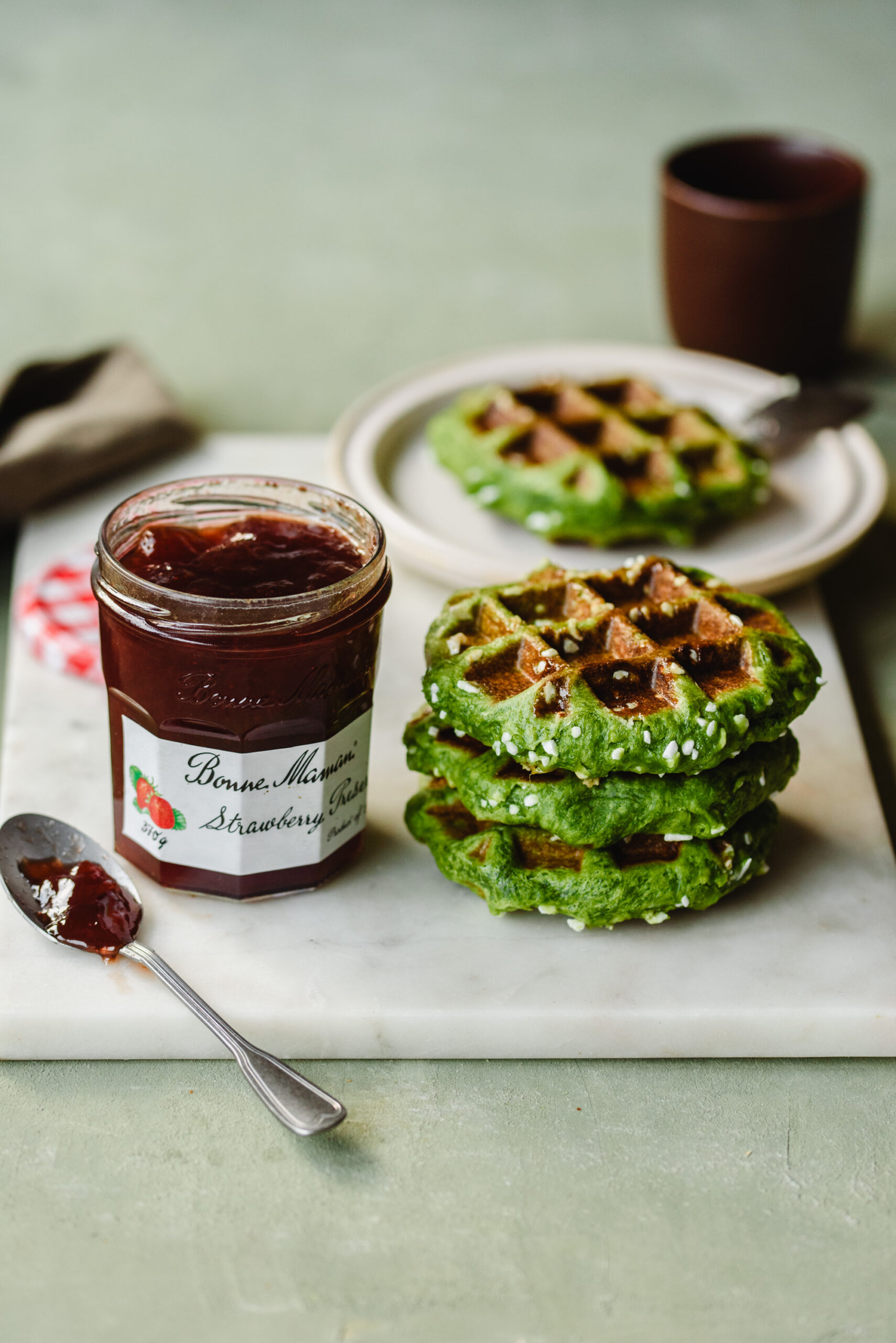 Matcha vaflji z jagodno marmelado