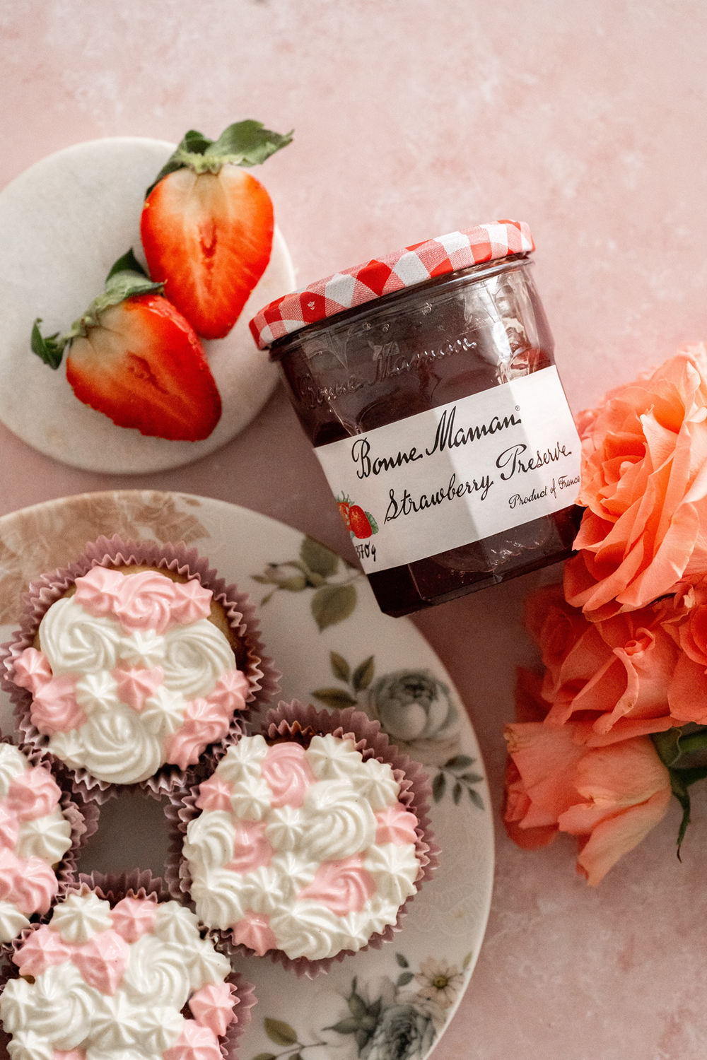 Vanilijevi kolački brez jajc z jagodno marmelado in kremnim “šopkom”