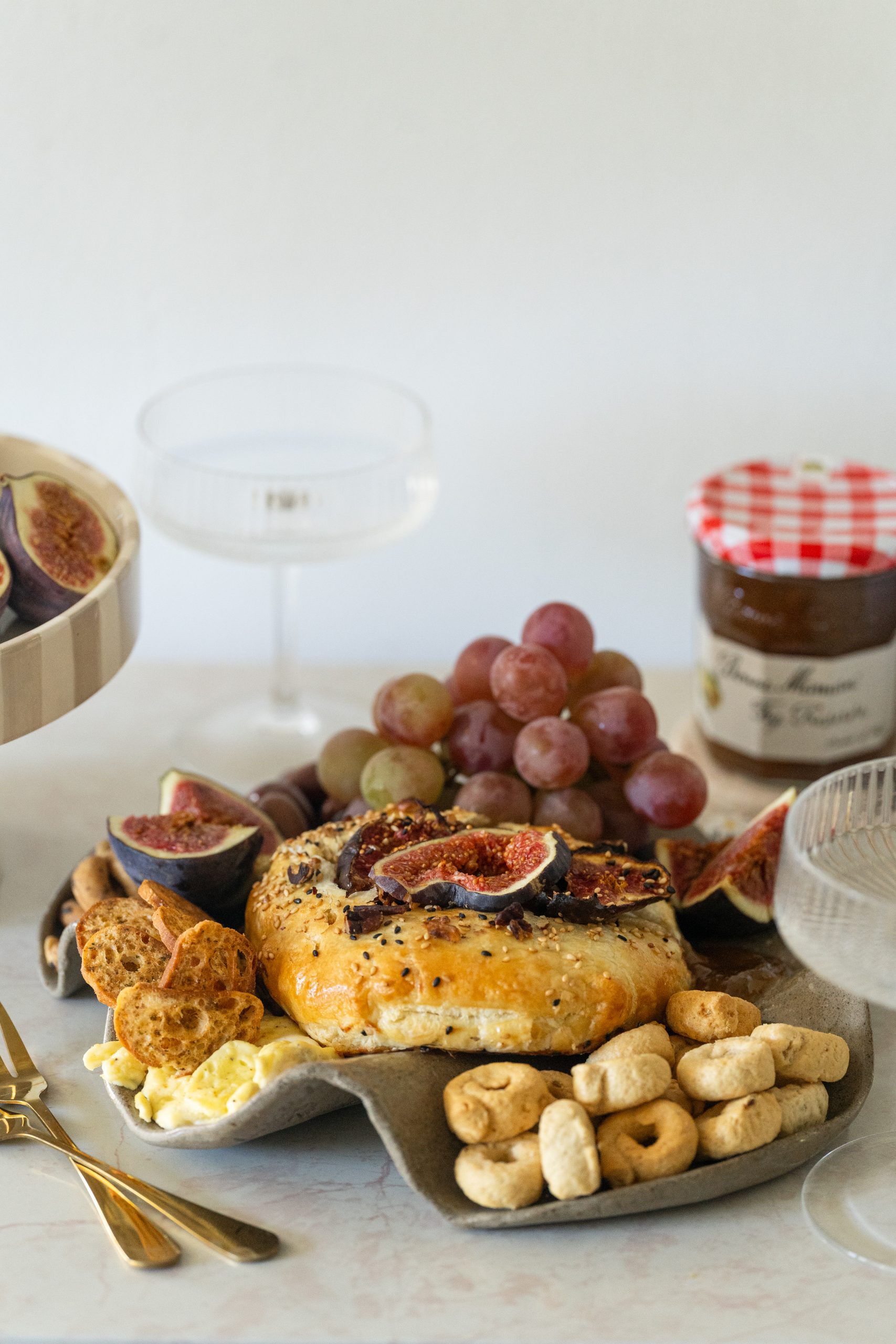 Pečen brie s figovo marmelado